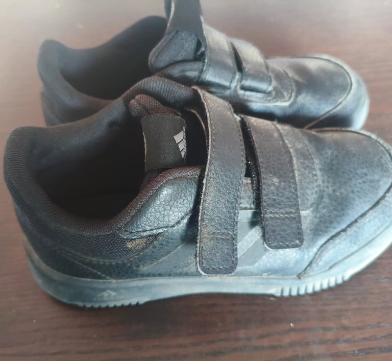 Análise do perfil lateral e acolchoamento de sapatilhas infantis Adidas Tensaur pretas em teste de c
