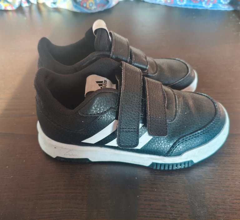 Análise do suporte lateral e flexibilidade da sola branca em sapatilhas Adidas Tensaur Sport 2.0 inf