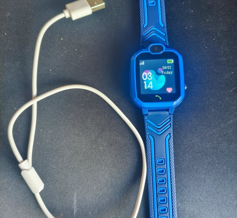 Análise dos acessórios incluídos e teste de carregamento do smartwatch infantil azul com o cabo USB.
