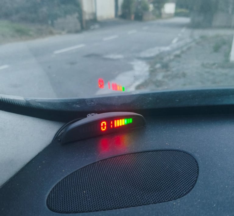 Display LED dos sensores de estacionamento Aiupt instalado no tablier com vista para a estrada