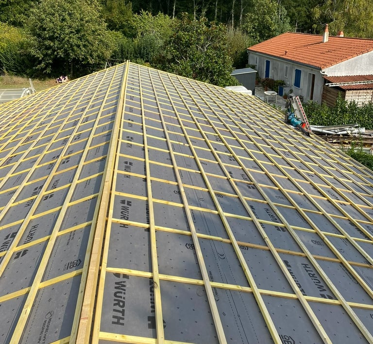 Installation de toiture avec un sous-toiture respirant gris Wurth et des liteaux en bois pour la pos
