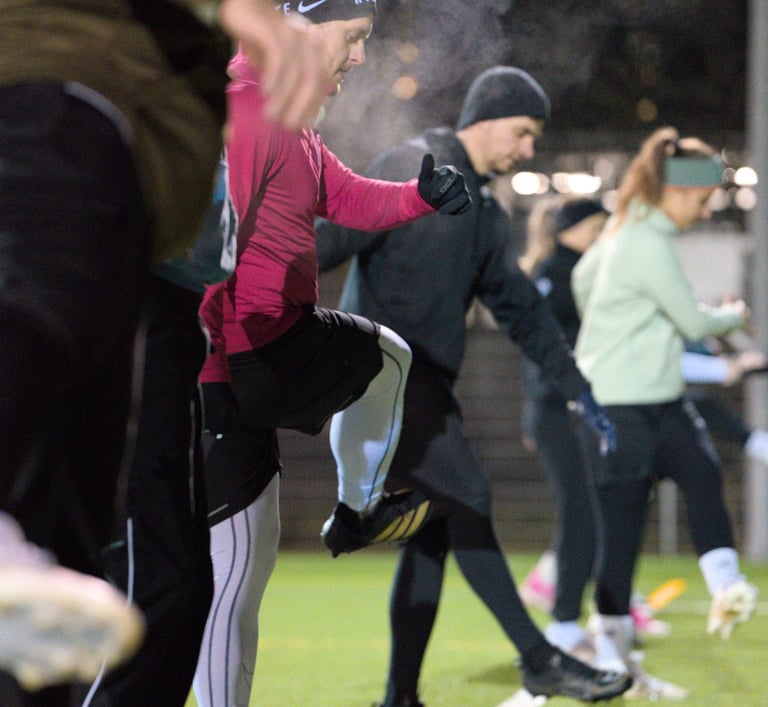 Trainingseinheit der Limmat Lightning: Mitglieder beim Warm-up auf dem Flag Football Feld in Zürich.