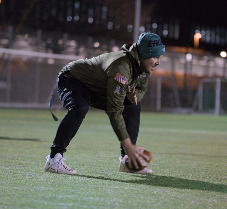 Limmat Lightning Flag Football Training in Zürich: Spieler in Center Position kurz vor dem Snap