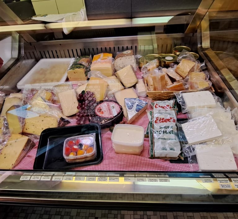 Käsesortiment im Verkaufsladen in Wiebelsbach