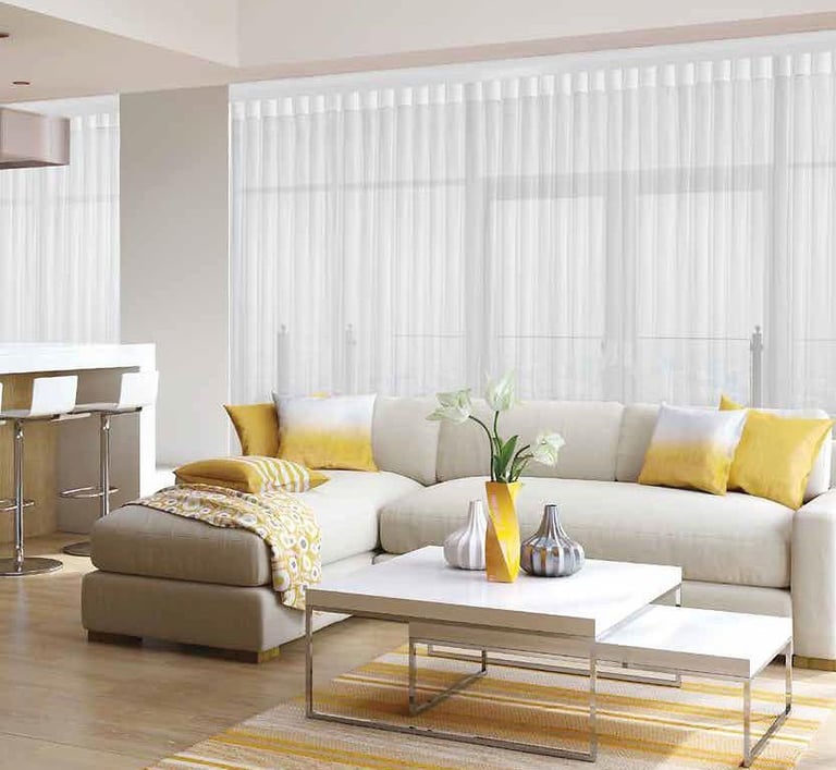 Stilingi roletai bei plisuotos žaliuzės langams namuose