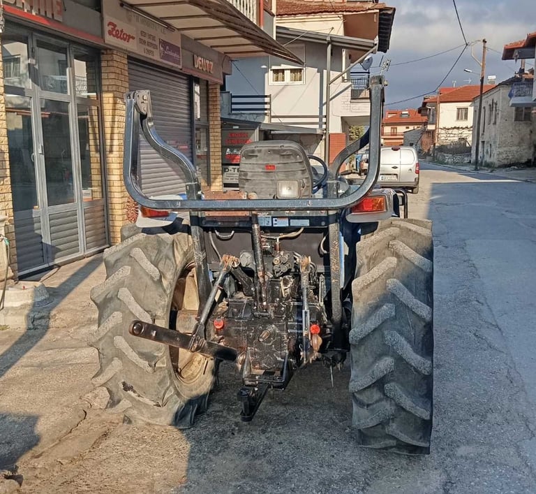 Το τρακτέρ LS N60 σε μπλε χρώμα και σε τέλεια κατάσταση από πίσω!