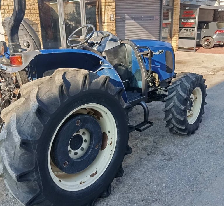 Το τρακτέρ LS N60 σε μπλε χρώμα και σε τέλεια κατάσταση από τα πλάγια!