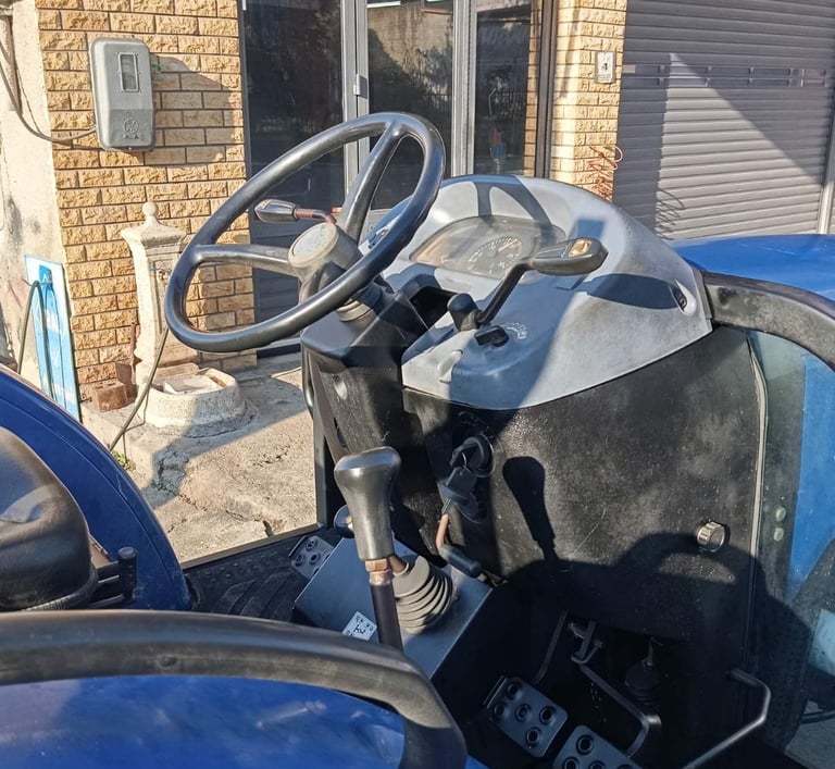 Το τρακτέρ LS N60 σε μπλε χρώμα και σε τέλεια κατάσταση στο τιμόνι!