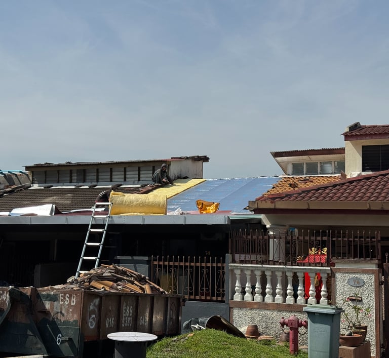 Adding aluminium foil and fibreglass wool for thermal insulation of metal deck roofing