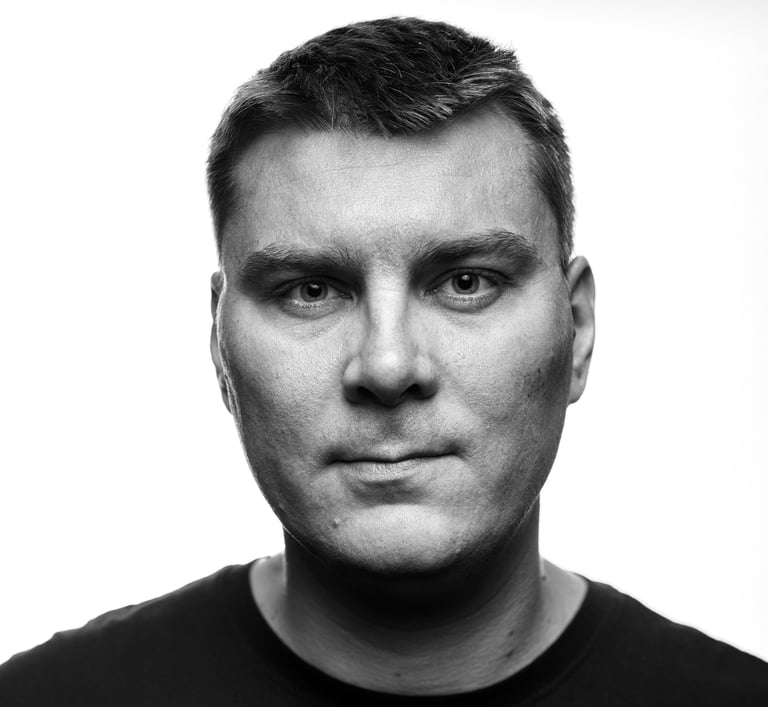 Portret w studio w czerni i bieli na białym tle, mężczyzna