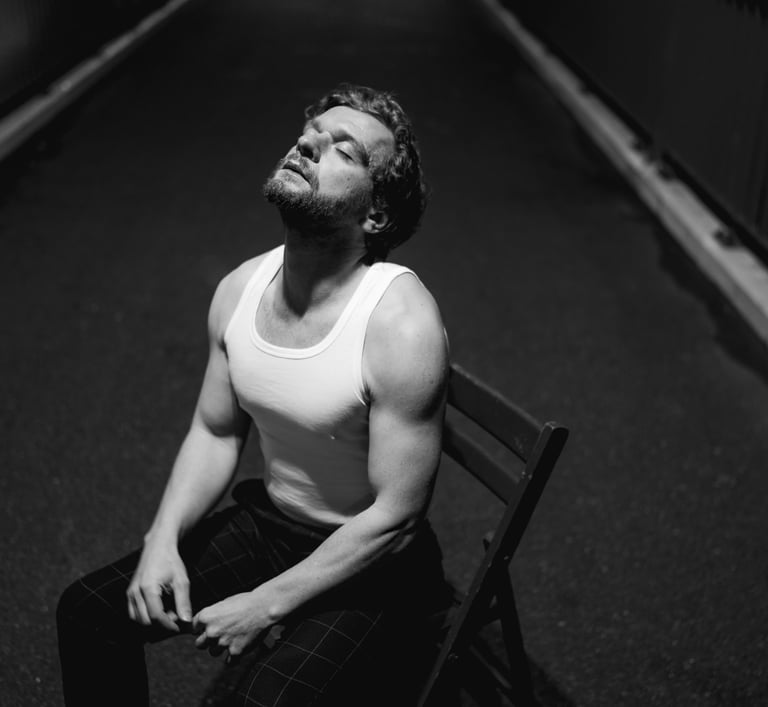 Mezczyzna na krzesle, portret w czerni i bieli, Opole