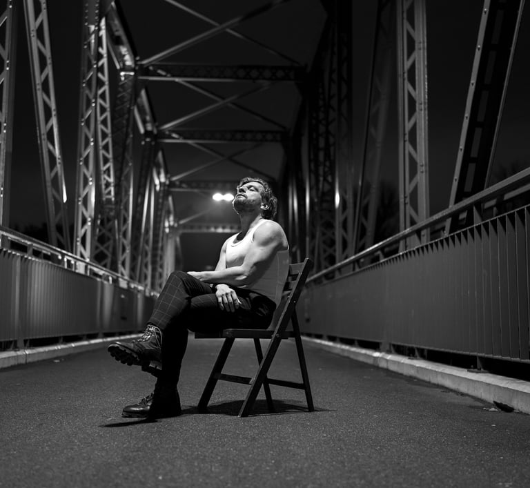 Fotografia mężczyzny, portret na tle mostu, minimalizm