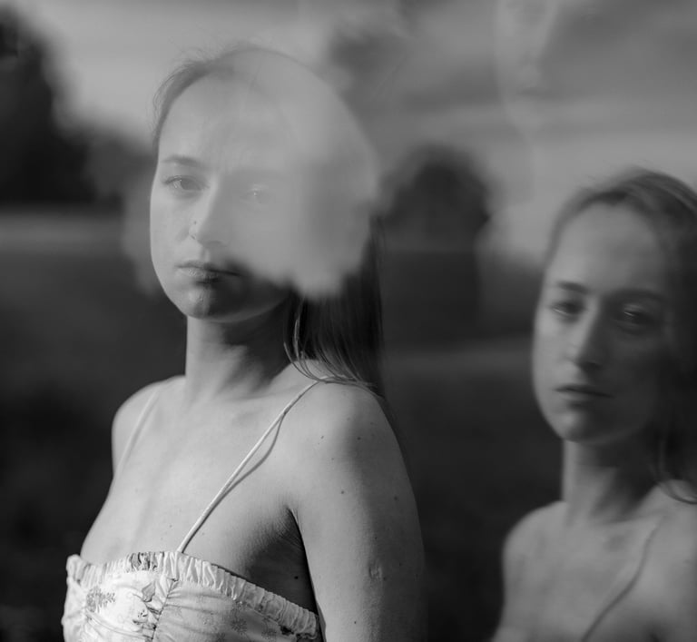 Artystyczny portret kobiety w czerni i bieli, Opole