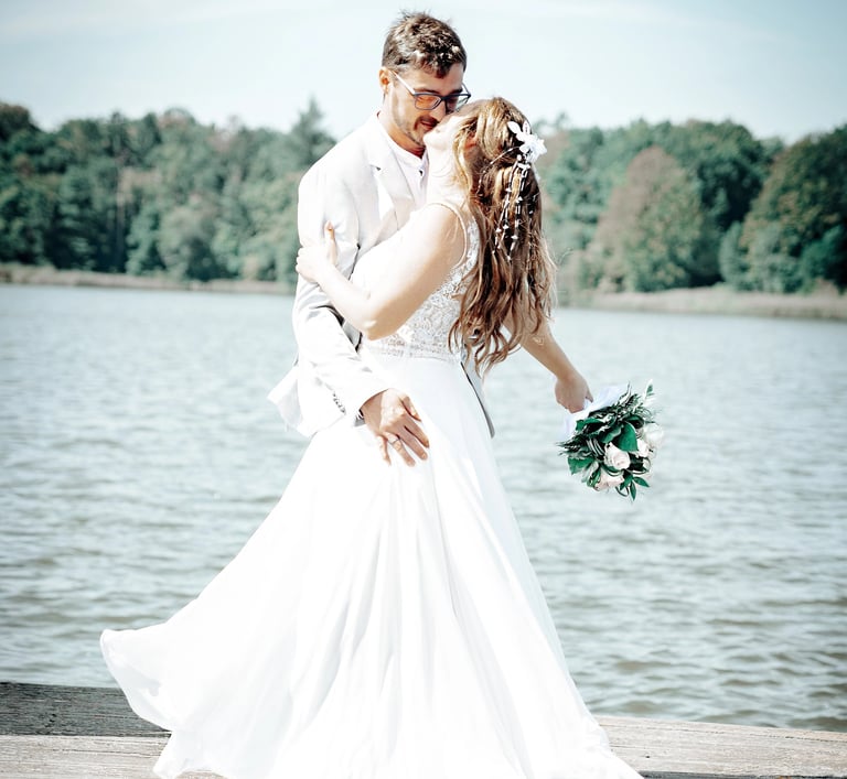 Braut und Bräutigam tanzen auf einem Steg am Möhnesee – romantischer Moment bei einer Sommerhochzeit.