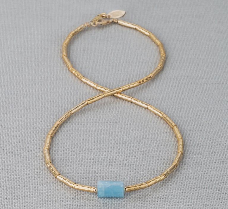 Elegante gouden ketting van Jeh Jewels op een neutrale achtergrond. Perfect vastgelegd voor online display. Top expertise van