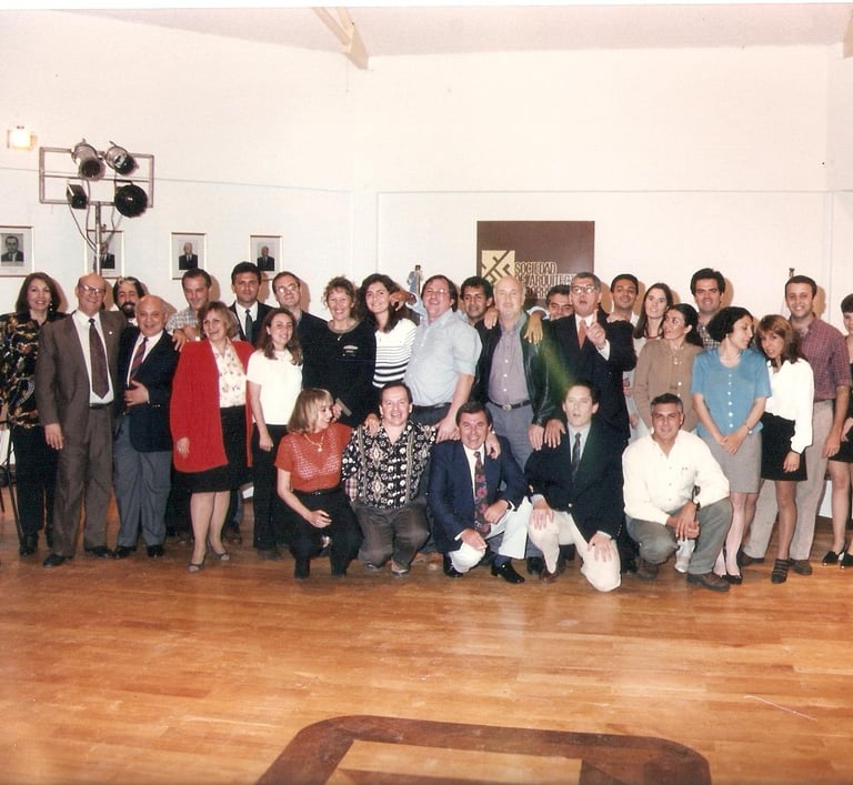 Salón Consejo Profesional sito La Rioja 1240, año 1998, Presidencia Arq. Luis Piragine