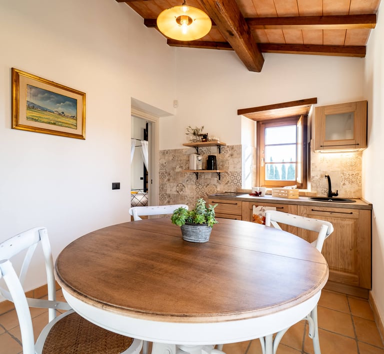 Cucina contemporanea completa di elettrodomestici