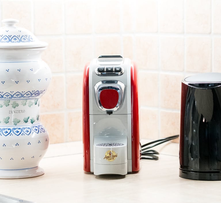 Macchina del caffè, bollitore e contenitore zucchero