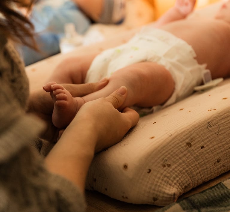 massage jambe de bébé