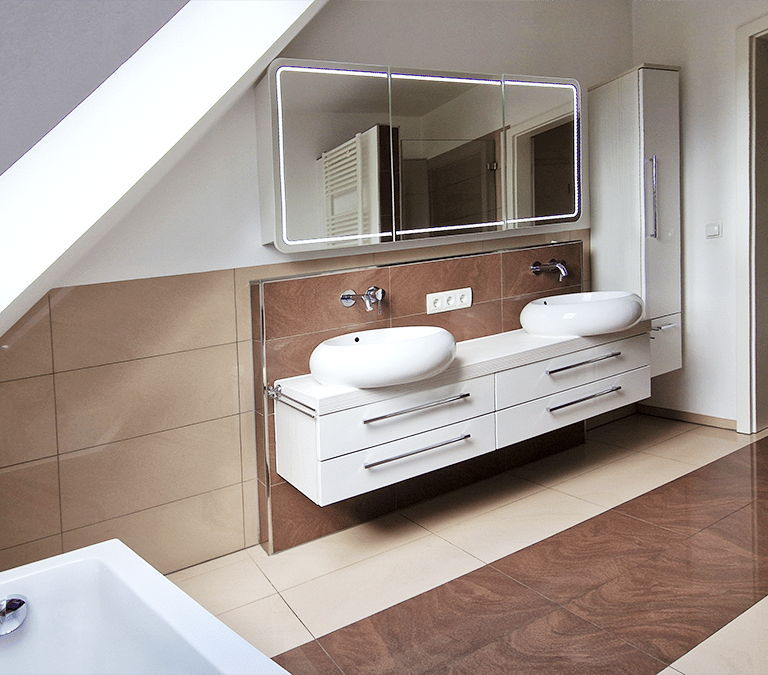 Doppelwaschbecken mit Unterschrank & LED-Spiegelschrank im modernen Bad der Maisonette ETW