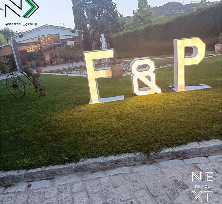 letras gigantes iluminadas