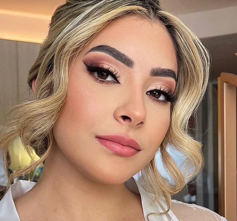 Close-up of a bride with soft waves and flawless bridal makeup by Deya Ventura in Punta Cana