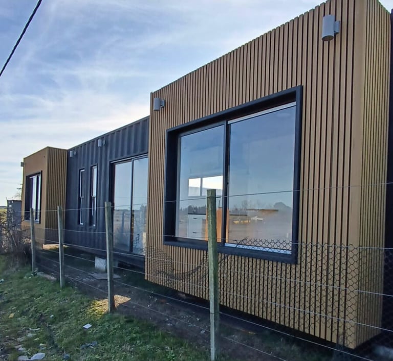 Casa 40 pies por fuera con extensiones y revestimiento exterior en wpc
