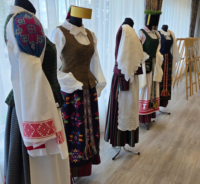 Tautiniai kostiumai parodoje Aukso vainikas 2025