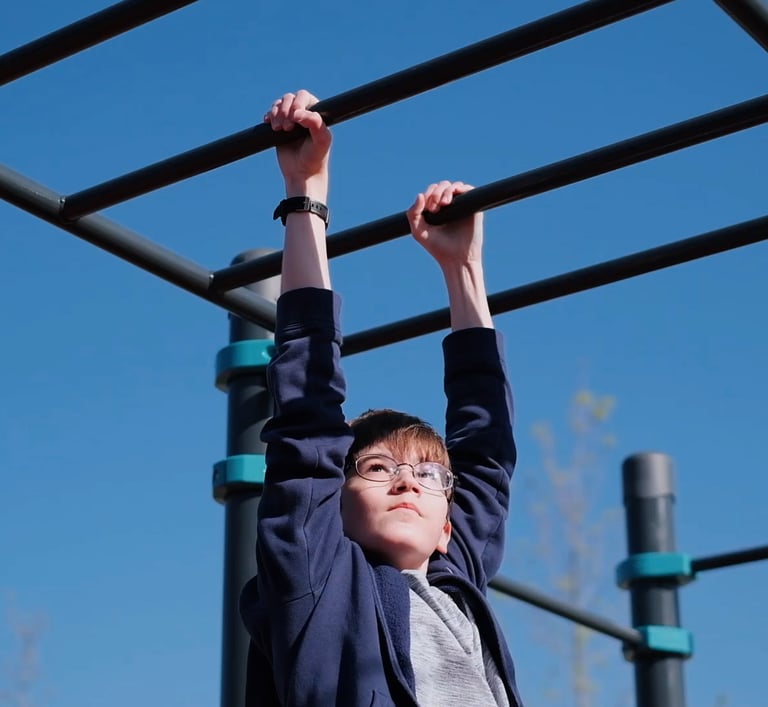 Adolescent faisant du street workout sur une échelle horizontale Kenguru Pro. 