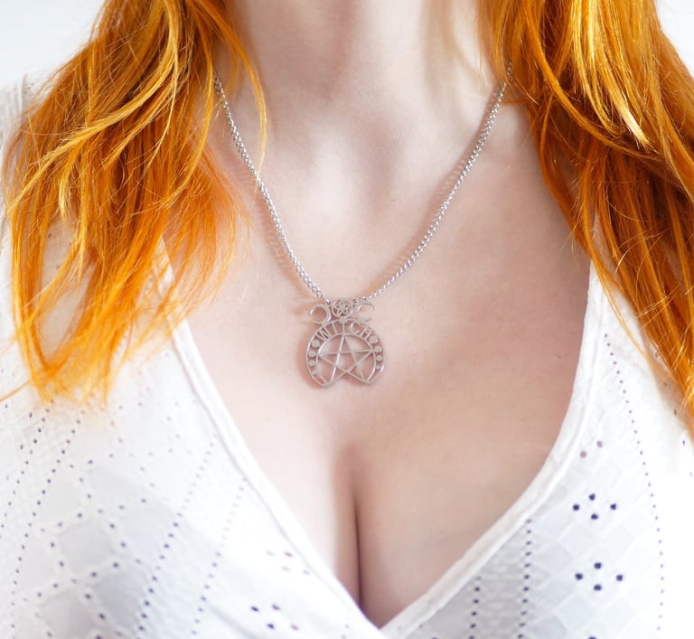 pendentif triple lune pentacle sorcière witch gothique dark magie