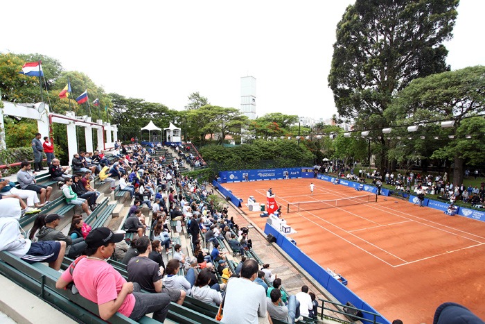 Pessoal na platéia vendo o jogo