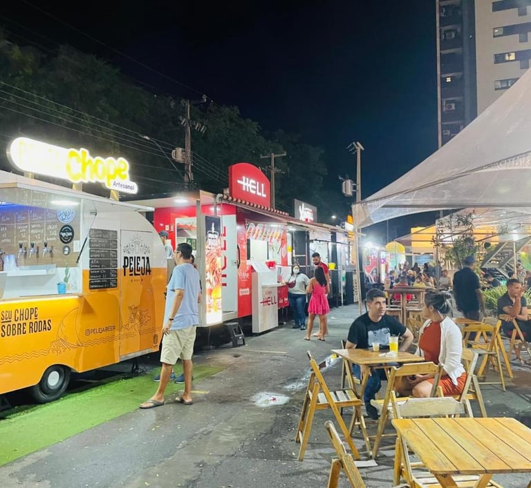 Pessoas pedindo comida no food truck