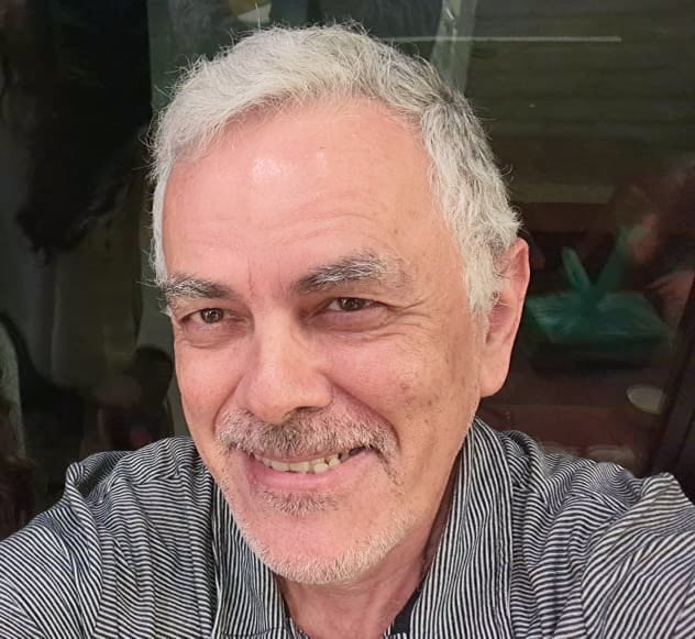 Foto com o Tadeu sorrrindo.