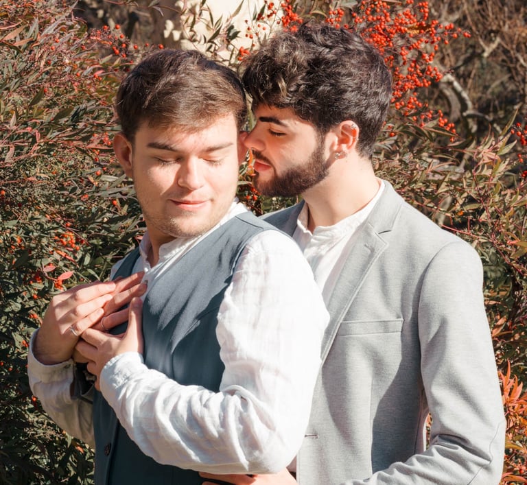 "Pareja gay casada en un parque, celebrando su amor y su boda en un ambiente tranquilo y romántico."