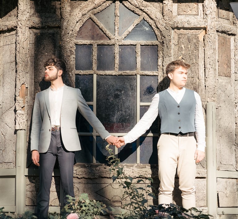 "Pareja gay casada en pose, caminando de la mano y celebrando su amor y unión."