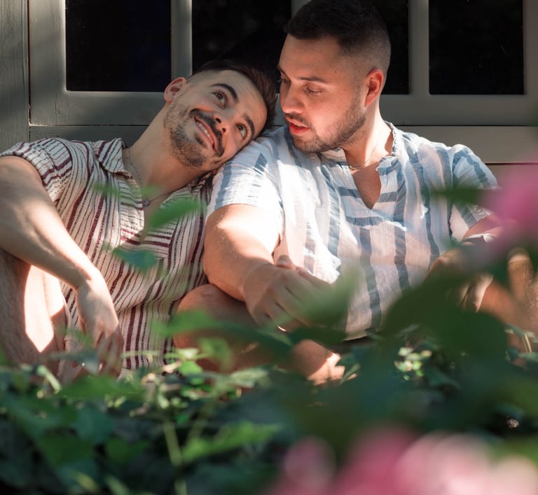 "Pareja gay casada, sentados y mirándose con cariño y protección, celebrando su amor y unión."