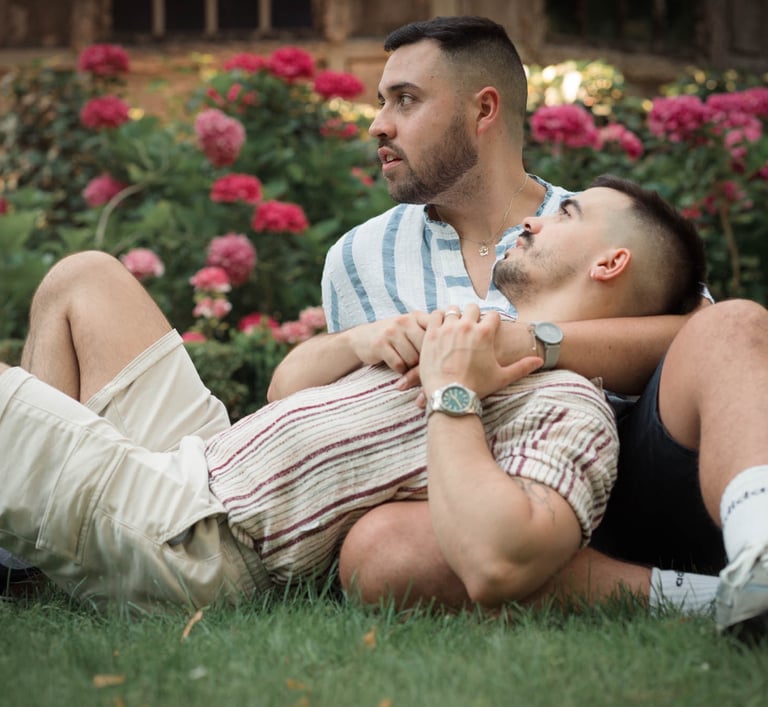 "Pareja gay casada, acostados en un parque, disfrutando de su amor y celebrando su unión."
