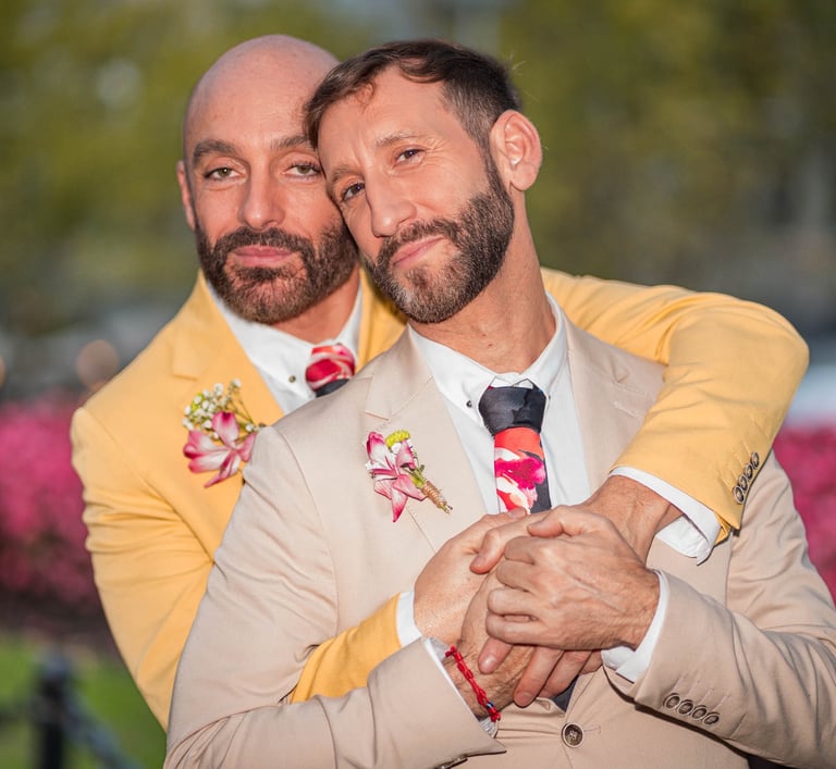 "Pareja gay casada abrazándose en Madrid, celebrando su amor y su boda."