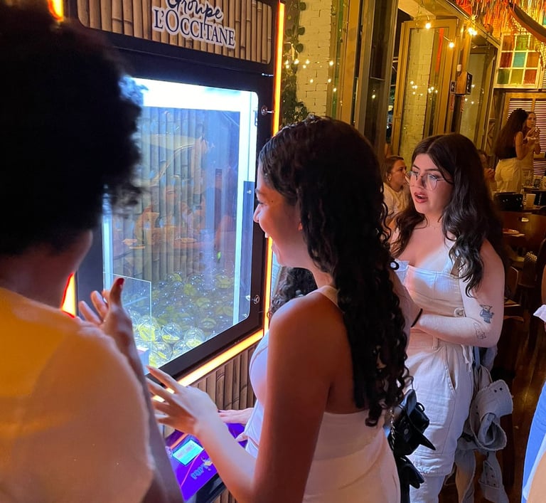 Pessoas jogando na maquina pega brinde em ativação