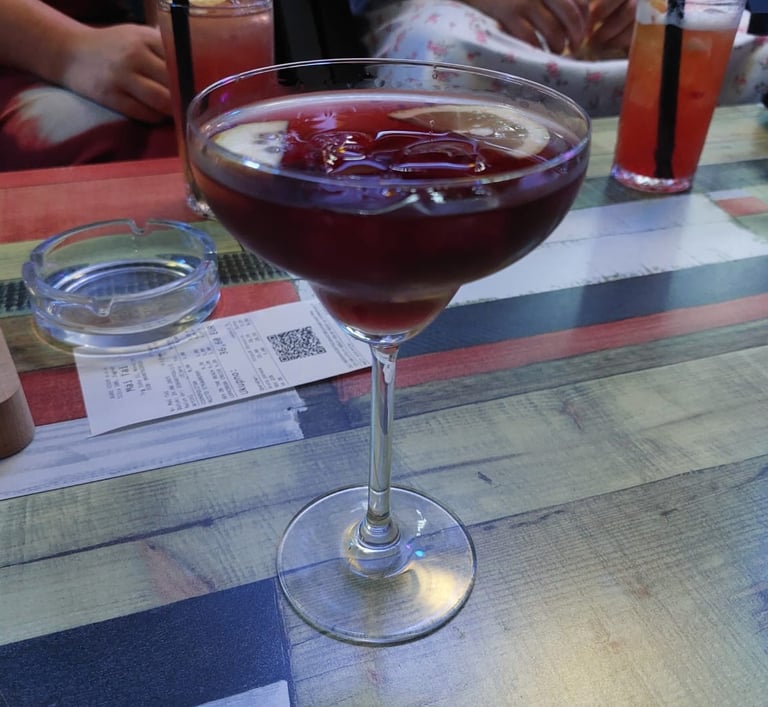 Cosmopolitan bei Mai Tai Cocktailbar, Novalja, Kroatien