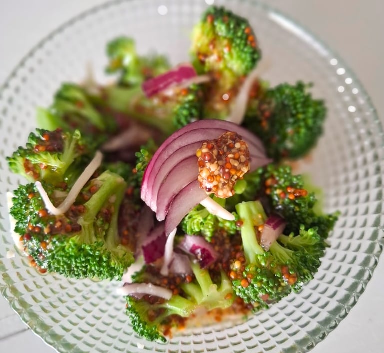 Salade de brocolis frais avec oignons rouges et vinaigrette maison, plat sain proposé batch cooking