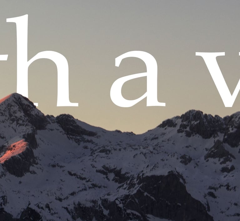 Snow-covered mountain peaks at sunset with the word 'hav' overlaying the horizon.