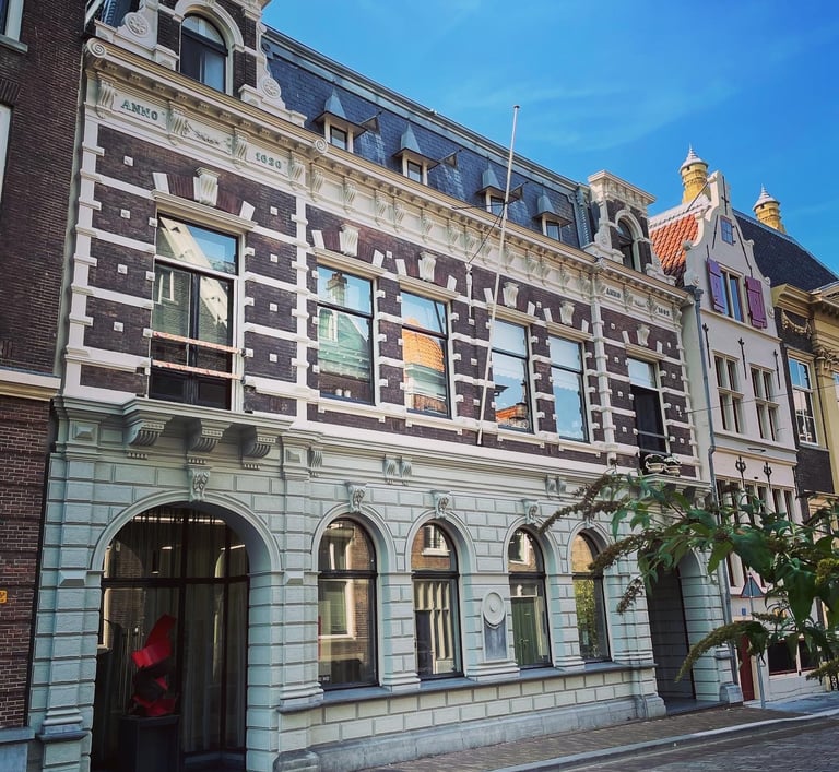 Reconstructie stucwerk gevel met ornamentiek in Dordrecht.
