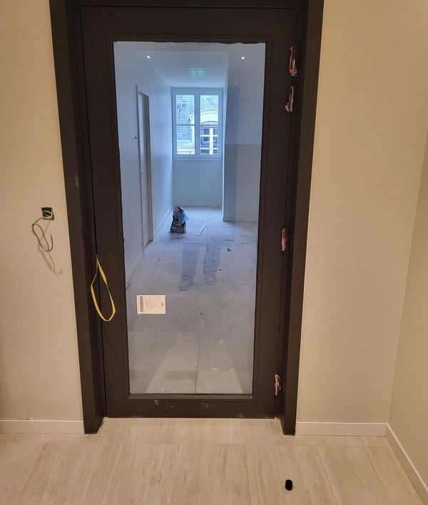 : Pose de porte d'entrée en bois avec vitrage