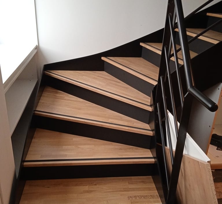  Pose d'escalier métallique avec marches en bois