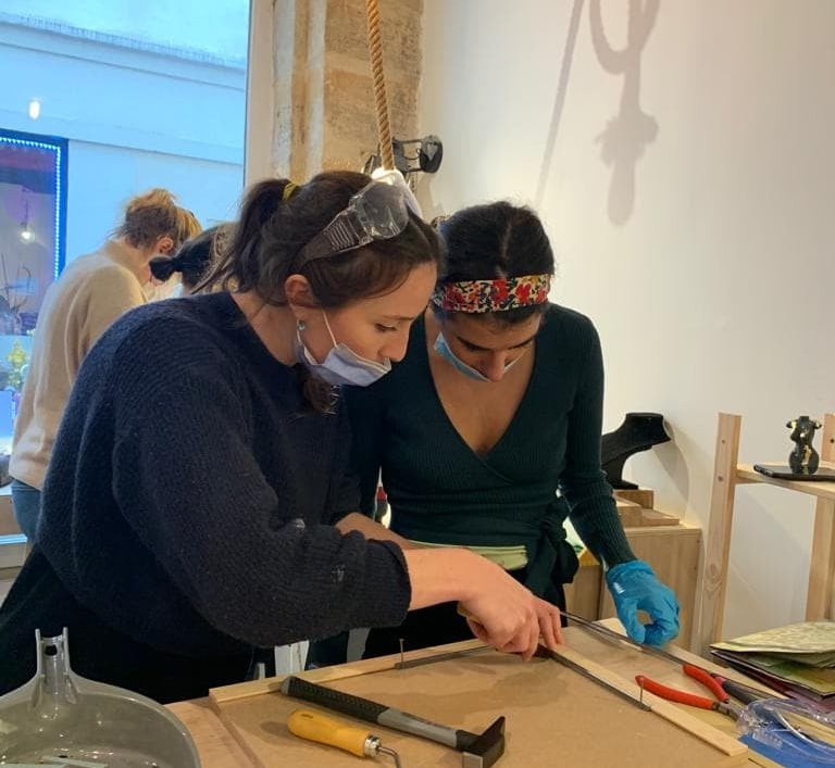 Stage vitrail Paris : élève en apprentissage technique à l'atelier.