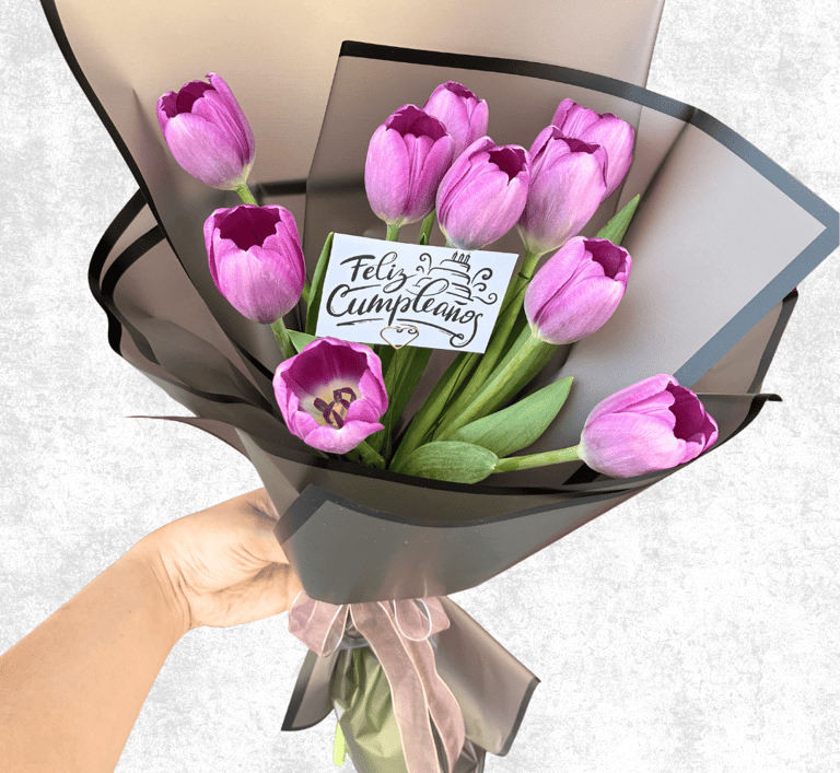 Ramo de 10 tulipanes morados con papel negro