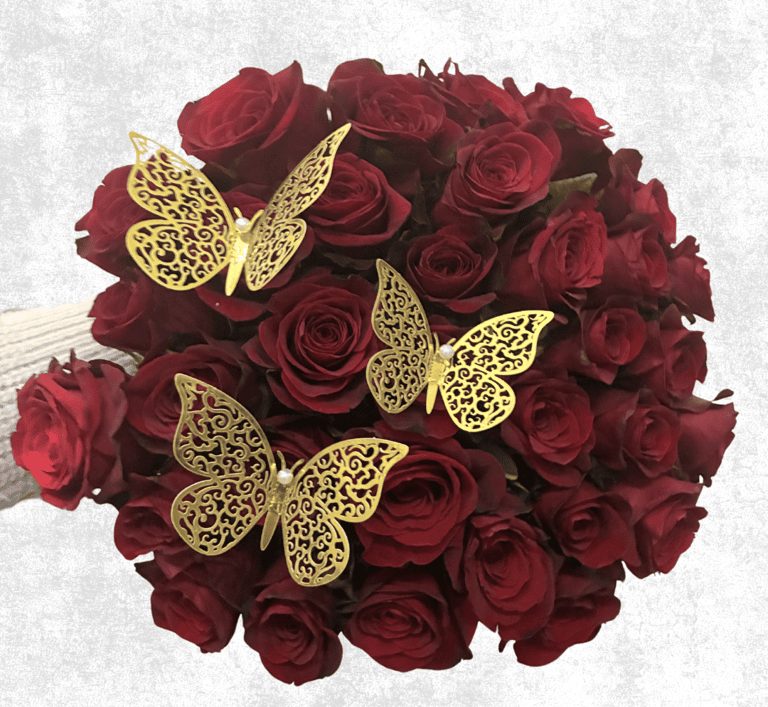 Ramo de 33 rosas rojas con tres mariposas 