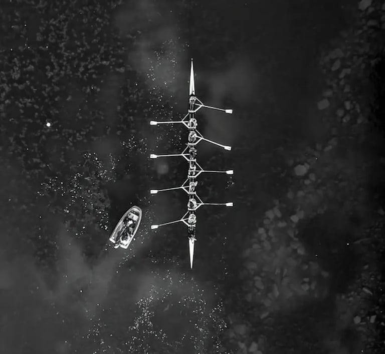 Un equipo de remos en medio del océano desde una vista desde arriba. 