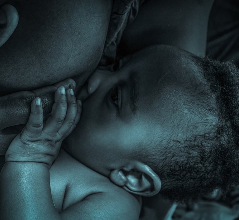 Bébé allaité au sein de sa mère